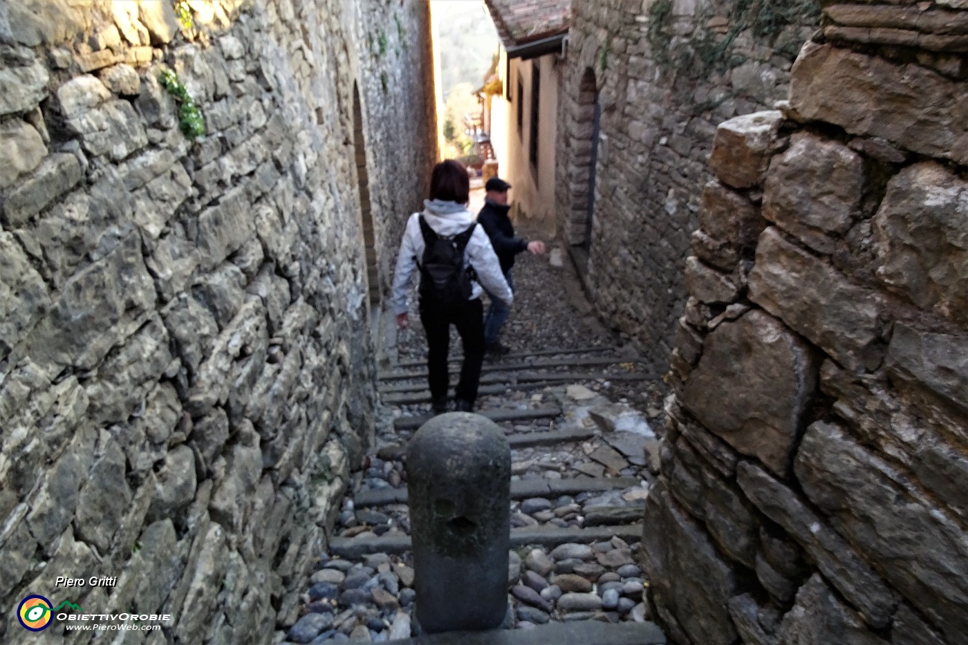 80 Salita dello Scorlazzone, gradinata, acciottolata, tra muri in pietra locale.JPG